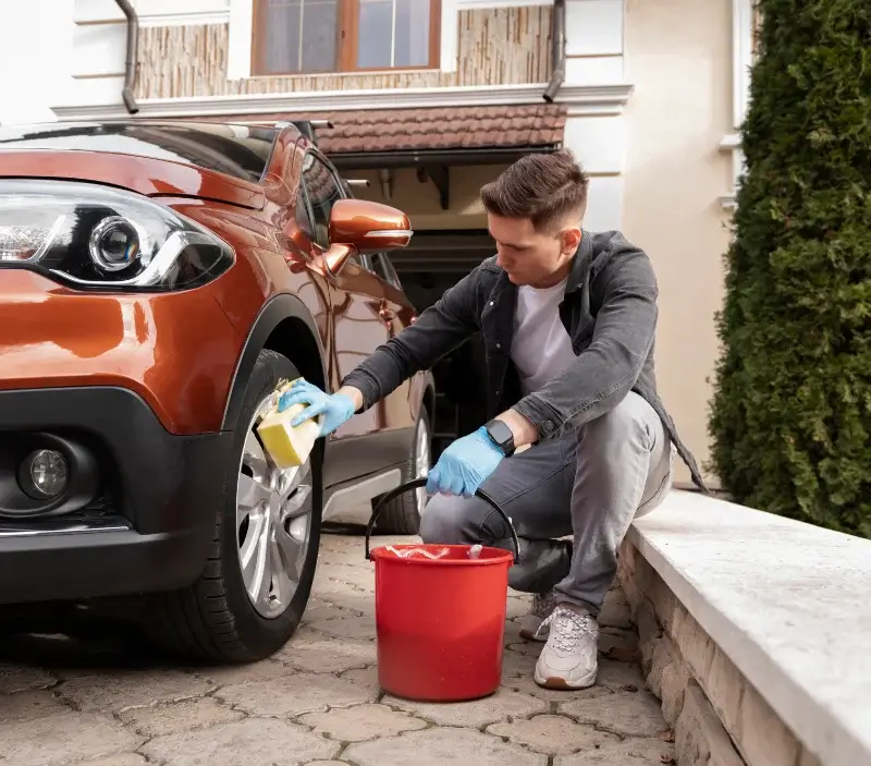 Lavage auto à domicile Vievy-le-Rayé : professionnel intervenant sur un véhicule